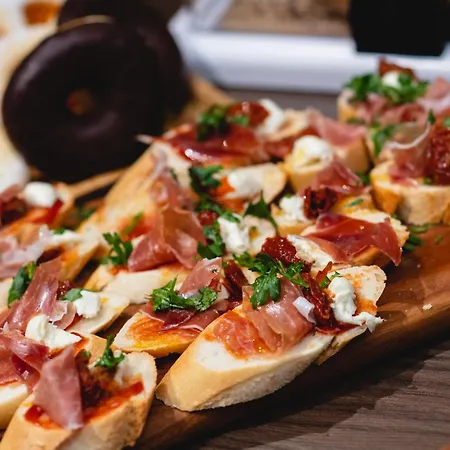 בית הארחה Julesy's 4*